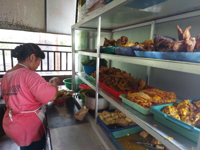 Warung penyetan di Solo terpaksa mengurangi porsi sambal akibat tingginya harga cabai