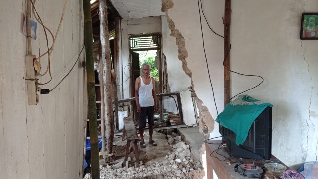 Salah satu rumah milik warga yang mengalami kerusakan berat akibat tanah bergerak di Desa Ragatunjung Kecamatan Paguyangan, Brebes. Hingga Selasa (5/1/21) masih rusak parah. (Foto: Istimewa)