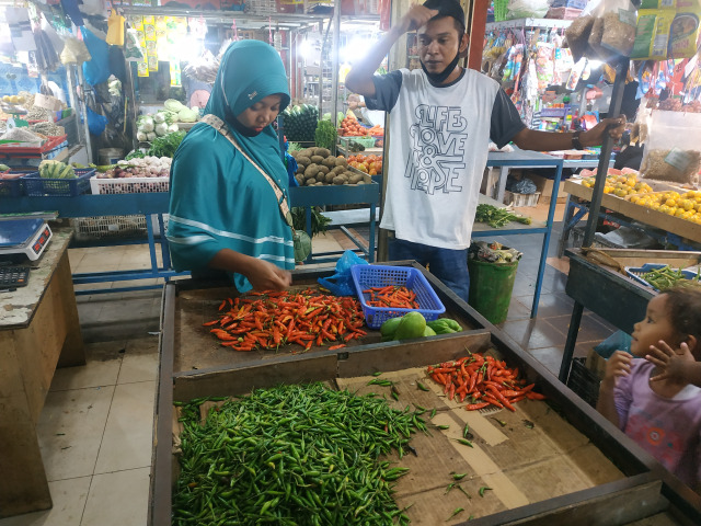 ﻿﻿Salah seorang warga sedang membeli Cabai rawit di pasar Fanindo, Batam. Foto: Rega/kepripedia.com