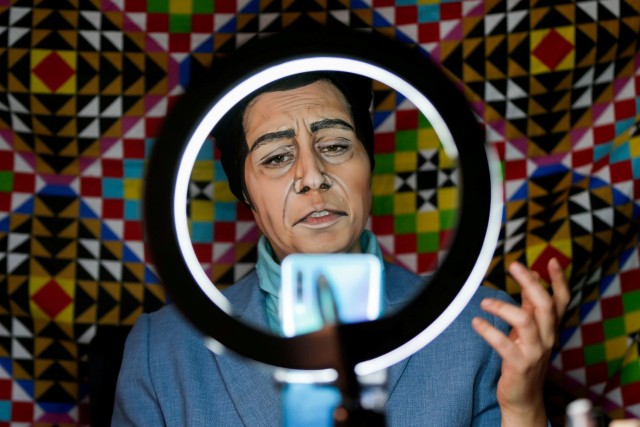Alaa Bliha, seorang seniman Yordania yang menggunakan riasan meniru mendiang artis Farid al-Atrash di rumahnya di Amman, Yordania.
 Foto: Muhammad Hamed/REUTERS