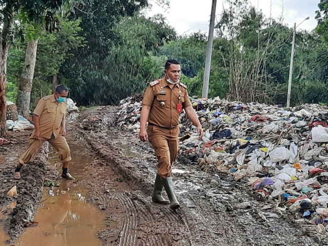 Kepala Dinas Lingkungan Hidup, Tomi Suciadi meninjau tempat pembuangan sampah akhir (TPA) Kotabumi, Lampung UTara |  Foto : Hersan Eksa Romanda