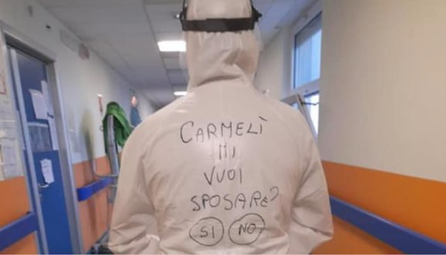 Perawat Italia lamar kekasih pakai baju APD. dok. Facebook/Giuseppe Pungente
