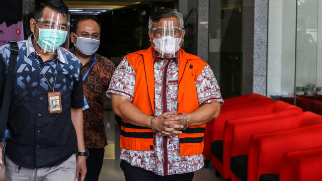 Tersangka Bupati nonaktif Labuhanbatu Utara Khairuddin Syah Sitorus berjalan usai menjalani pemeriksaan di Gedung KPK, Jakarta, Selasa (1/12). Foto: Rivan Awal Lingga/ANTARA FOTO