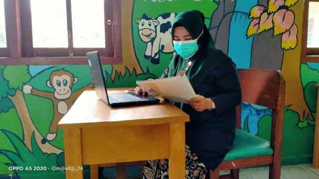 Rusdyanti, guru SDN 002/VII Pasar Sarolangun Jambi sedang mengajar pembelajaran jarak jauh di masa pandemi. Foto: Masita.