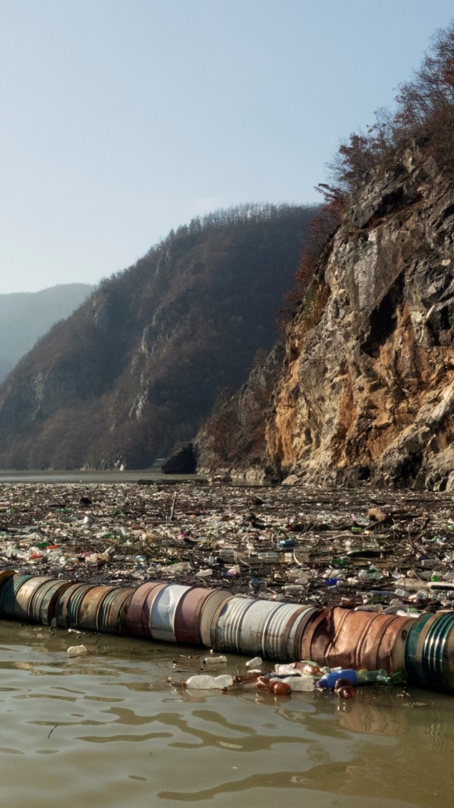 Botol plastik, papan kayu, tong berkarat, dan sampah lainnya yang menyumbat sungai Drina dekat kota Visegrad, Bosnia timur, Bosnia, Selasa (5/1). Foto: Eldar Emric/AP Photo