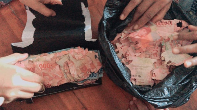 Viral Video Uang Tabungan Renovasi Rumah Rp 15 Juta Dimakan Rayap di Sultra (76485)