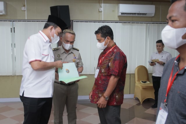 Pemkab Muba bersama Badan Pertanahan Nasional (BPN) Kabupaten Muba usai mengikuti prosesi penyerahan sertifikat tanah virtual. (Foto. Istimewa)