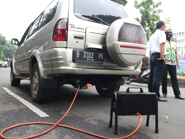 Uji emisi kendaraan bermotor gratis di Jalan Pemuda Jakarta Timur, Rabu (6/1). Foto: Ghulam Muhammad Nayazri / kumparanOTO