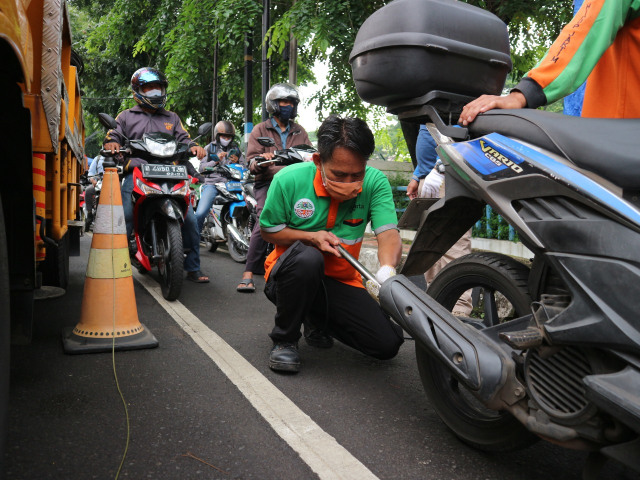 Uji emisi kendaraan bermotor gratis di Jalan Pemuda Jakarta Timur, Rabu (6/1). Foto: Ghulam Muhammad Nayazri / kumparanOTO