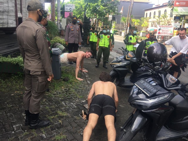 Bule yang tertangkap tanpa mengenakan masker di Bali sebagian dihukum push up - IST