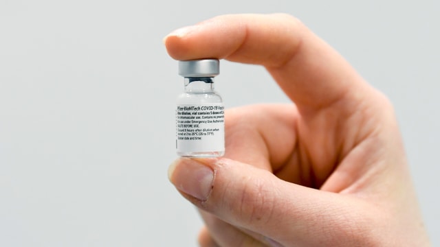 Botol vaksin Pfizer / BioNTech kosong usai disuntikkan kepada suster panti jompo berusia 39 tahun, Sanna Elkadiri yang menjadi orang pertama di Belanda saat vaksinasi di Veghel, Belanda, Rabu (6/1).  Foto: Piroschka van de Wouw/Pool/REUTERS