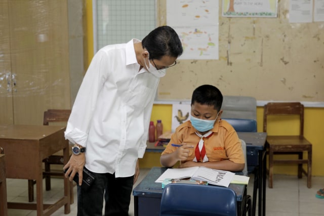﻿﻿﻿Wakil wali kota Batam saat melihat sistem proses belajar tatap muka di SD Belakang Padang. Foto: Rega/kepripedia.com