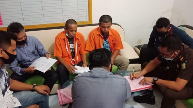 Kejaksaan Negeri Tolitoli, Sulawesi Tengah, menerima dua tersangka kasus pidana Pilkada yang telah dinyatakan lengkap (P21). Rabu (2/1). Foto: Istimewa