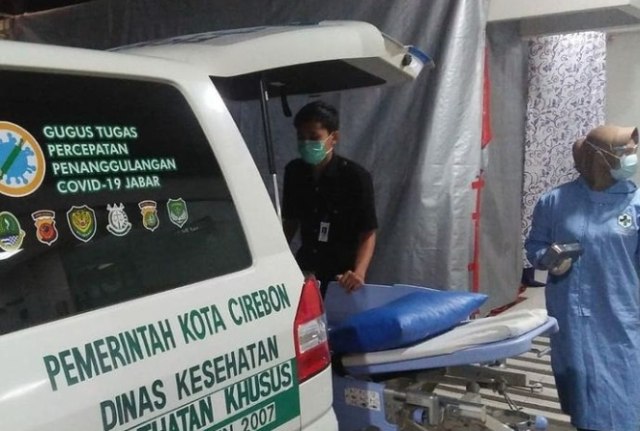 Tampak petugas medis dari Dinas Kesehatan Kota Cirebon tengah menangani kasus COVID-19 di Pelayanan Kesehatan Khusus PSC 119 Kota Cirebon. (Juan)
