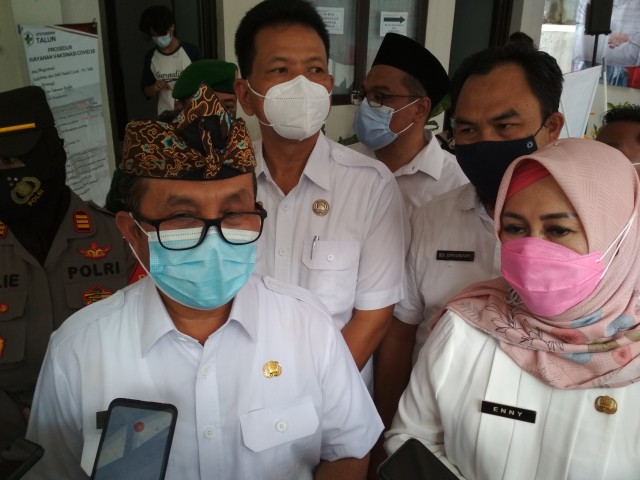 Bupati Cirebon, Imron Rosyadi saat dimintai keterangan persnya mengenai pembelajaran secara tatap muka. (Ciremaitoday)