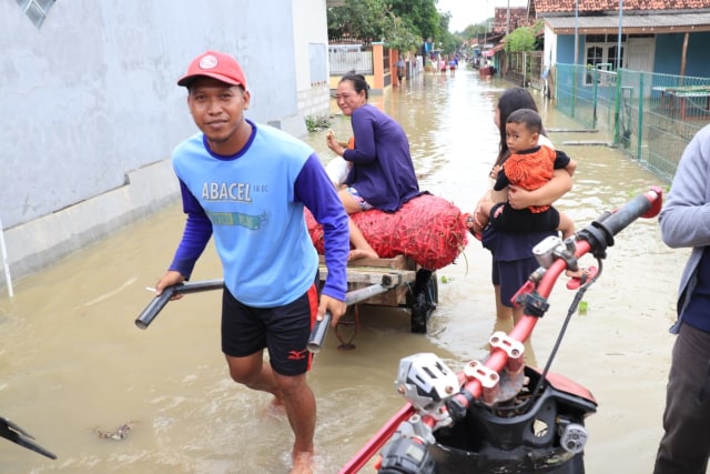 Tampak sejumlah warga beraktivitas di tengah bencana banjir yang melanda Kabupaten Indramayu, Jawa Barat. (Ciremaitoday)