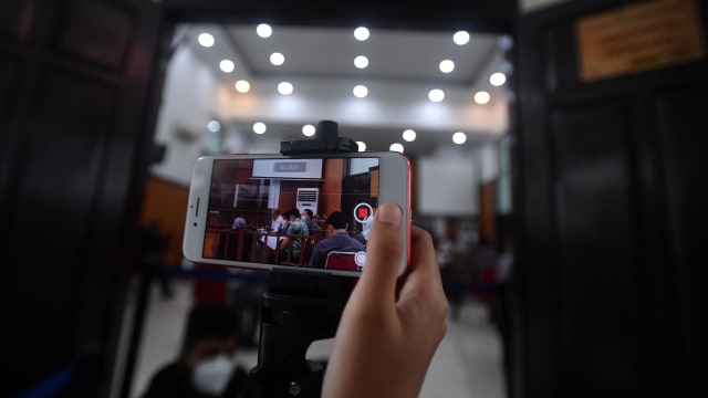 Wartawan mengabadikan jalannya sidang praperadilan penetapan tersangka Muhammad Rizieq Shihab di Pengadilan Negeri Jakarta Selatan, Selasa (5/1).  Foto: Sigid Kurniawan/ANTARA FOTO