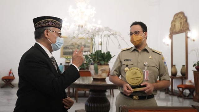Gubernur DKI Jakarta Anies Baswedan saat menerima Harmony Award Tahun 2020 dari Kementerian Agama RI di Balai Kota DKI Jakarta. Foto: Pemprov DKI Jakarta