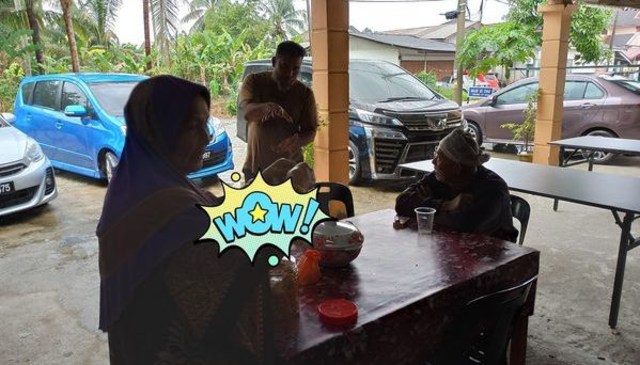 Viral lelaki asal Malaysia bernama Azam Mahat bersama keluarganya makan di rumah orang yang mengira sebagai warung makan. (Foto: Facebook/Azam Mahat)