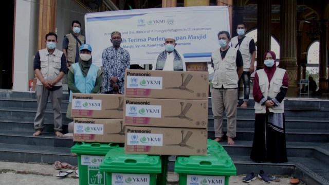 Penyerahan bantuan untuk masjid di sekitar camp Pengungsi Rohingya, Desa Meunasah Mee, Lhokseumawe. Dok. YKMI
