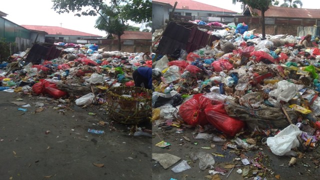 TUMPUKAN sampah yang menggunung dijumpai di Pasar Pagi Palapa, Jalan Durian, Labuhbaru Timur, Pekanbaru, Rabu (6/1/2021). 
