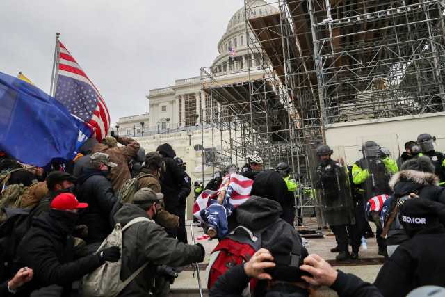 Dua Bom Pipa Diamankan Polisi saat Kerusuhan Massa Trump di Gedung Kongres (1)