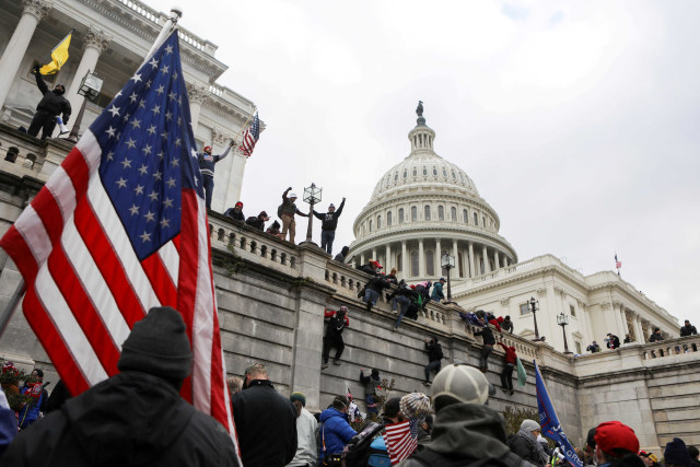 Pendukung Presiden AS Donald Trump berkumpul di depan Gedung Capitol AS di Washington, Amerika Serikat. Foto: Jim Urquhart/Reuters