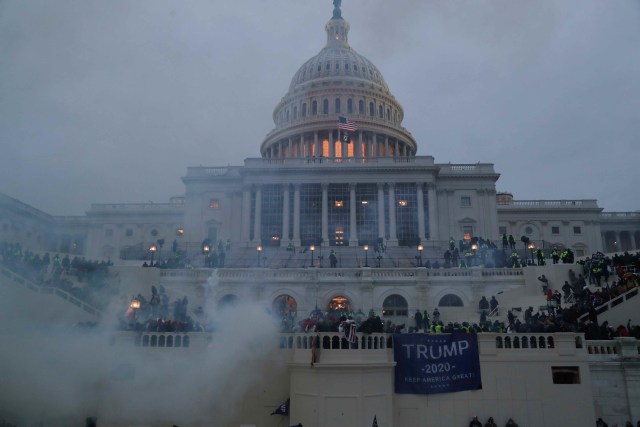 Kepulan gas air mata di Gedung Capitol AS ketika para pendukung Presiden AS Donald Trump berkumpul di luar, di Washington, Amerika Serikat. Foto: Leah Millis/Reuters