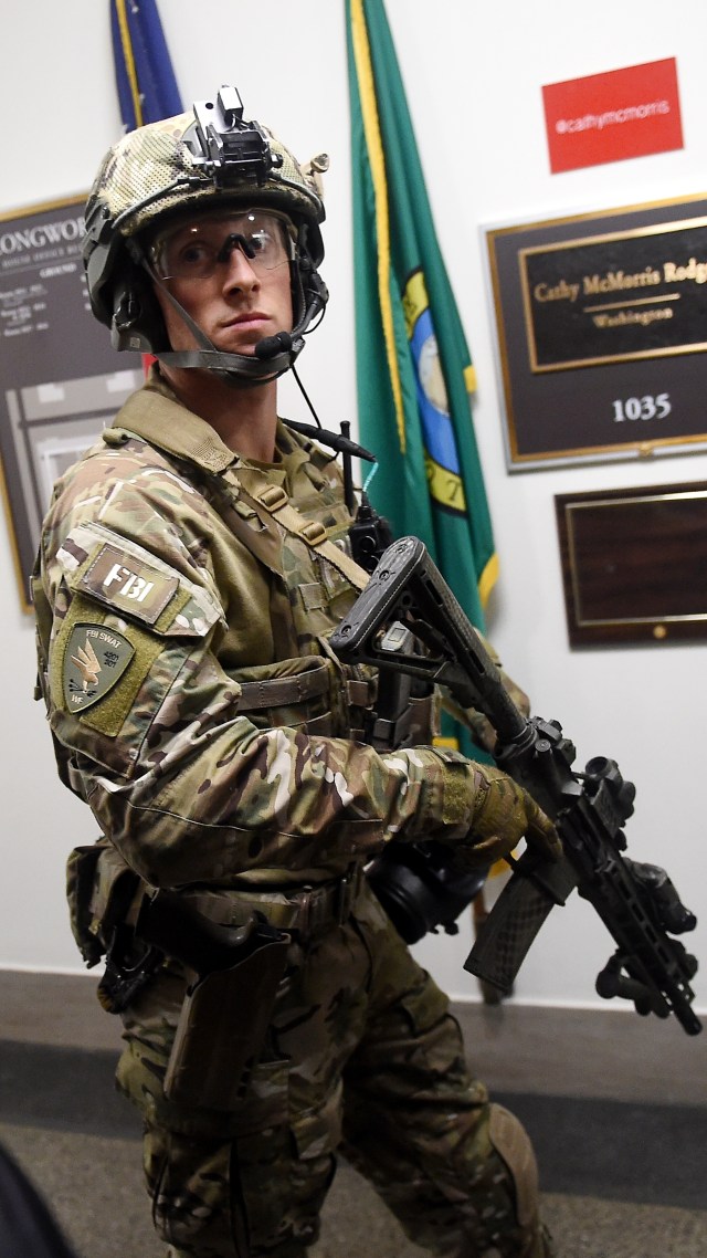Seorang anggota tim swat FBI berpatroli di dalam US Capitol di Washington DC, AS, Rabu (6/1). Foto: Olivier DOULIERY/AFP