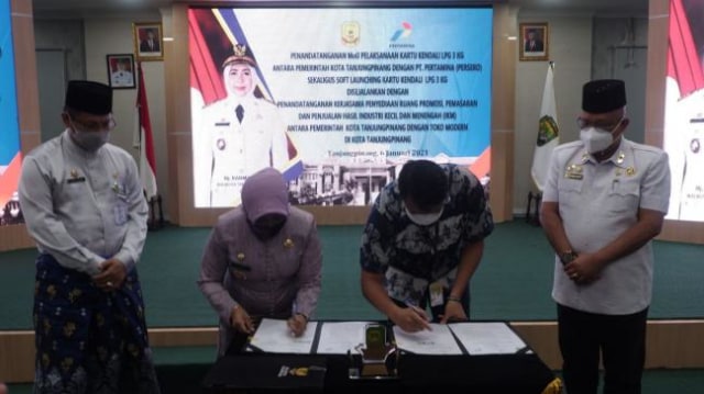 Penandatanganan MoU antara Pemko Tanjungpinang dengan Pertamina terkait penerapan kartu kendali gas bersubsidi. (Foto: Adi/batamnews)