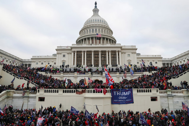 Pendukung Presiden AS Donald Trump berkumpul di depan Gedung Capitol AS di Washington. Foto: REUTERS / Leah Millis