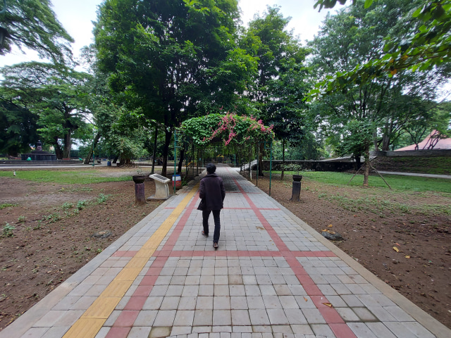 Jalur pedestrian di Taman Balekambang kian nyaman seusai direnovasi