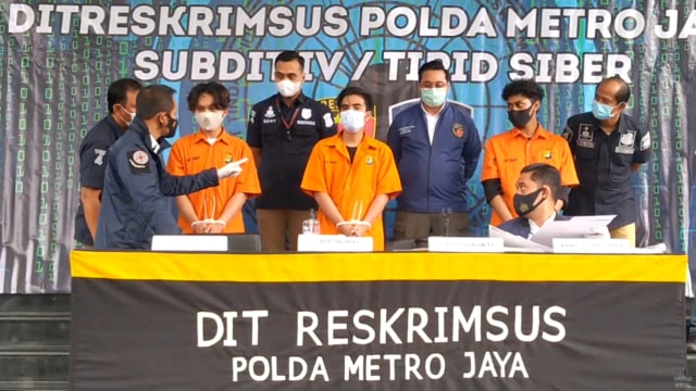 Konferensi pers penangkapan pelaku pemalsuan hasil swab test di Polda Metro Jaya, Kamis (7/1). Foto: Youtube/Polda Metro Jaya