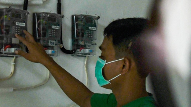 Warga memasukan pulsa token listrik di tempat tinggalnya, di Jakarta, Selasa (1/4/2020). Foto: Antara/Nova Wahyudi