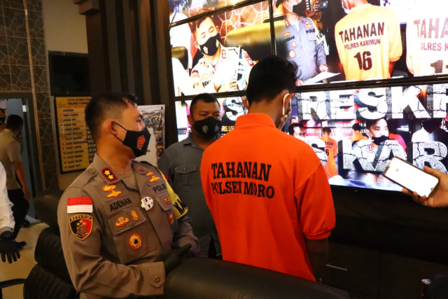 Kapolres Karimun AKBP Muhammad Adenan mengintrogasi tersangka di Mapolres Karimun. Foto: Khairul S/kepripedia.com