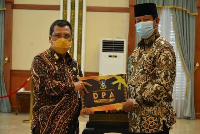 Gubernur Kepri Isdianto. menyerahkan dokumen DPA APBD Kepri 2021 ke Sekda TS Arif Fadhillah (Foto: Sutana/batamnews)