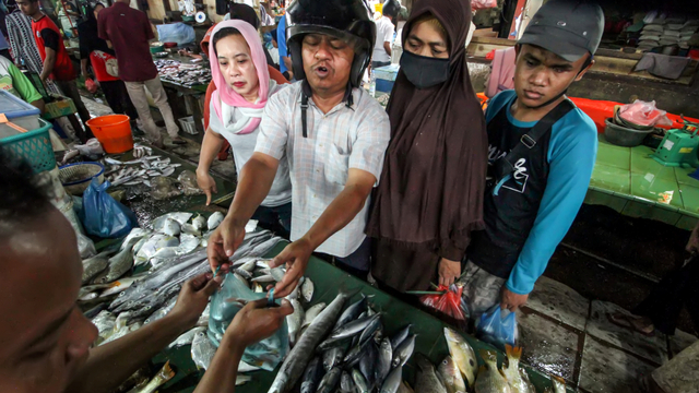 Ilustrasi pembeli melakukan negosiasi saat belanja di pasar tradisional. Foto: Rahmad/ANTARA FOTO