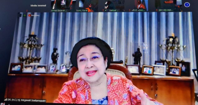 Ketua Umum PDIP Megawati Soekarnoputri dalam acara webinar dengan penerima Kalpataru, Kamis (7/1)
 Foto: Dok. PDIP
