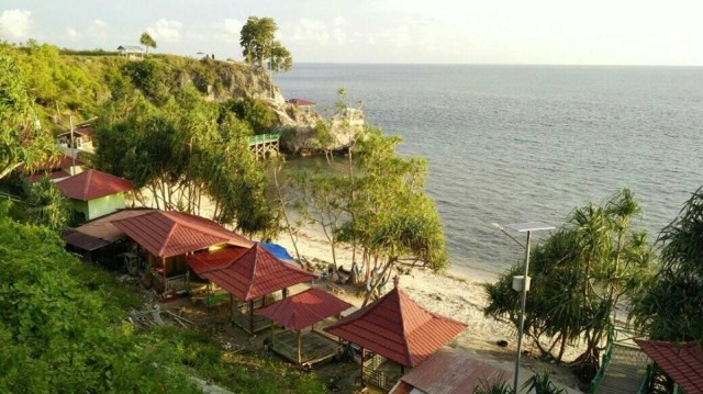 Pesona Pantai Dato yang berada di Dusun Pangale, Kelurahan Baurung, Kecamatan Banggae Timur, Kabupaten Majene. Foto: Dok. Dinas Pariwisata Sulawesi Barat