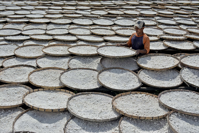Pekerja menjemur tepung tapioka berbahan dasar singkong di Malangbong, Kabupaten Garut, Jawa Barat. Foto: Candra Yanuarsyah/Antara Foto