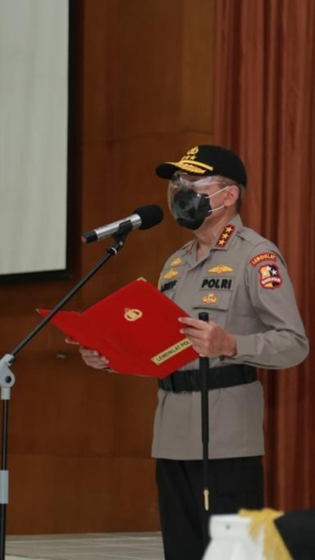 Kalemdiklat Polri Komjen Pol Drs. Arief Sulistyanto MSi melantik dan mengambil sumpah sejumlah pejabat Kepala Pusat Pendidikan (Kapusdik) dalam Sertijab di Lemdiklat Polri di Ciputat,  Jakarta Selatan, Jumat (8/1). Foto: Polri