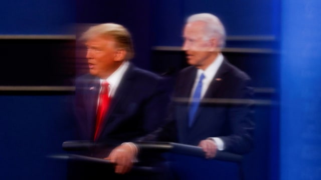Calon Presiden Amerika Serikat Donald Trump dan lawannya Joe Biden saat debat terakhir kampanye presiden AS 2020 pada 22 Oktober 2020. Foto: Jonathan Ernst/REUTERS