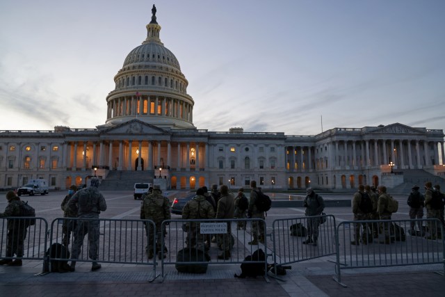 Anggota unit Pengawal Nasional D.C. mengamankan kawasan US Capitol di Washington, AS, Kamis (7/1). Foto: Jonathan Ernst/REUTERS