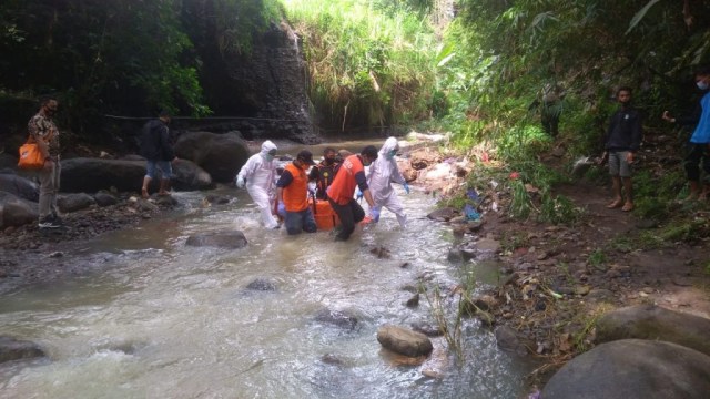 Mayat Perempuan Telanjang Ditemukan Tersangkut Batu di Sungai
