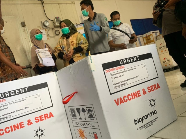 Sebanyak 8.360 vial vaksin corona tiba di Kalbar.  Foto: Teri/Hi!Pontianak