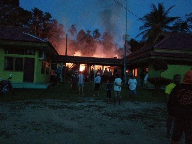 Tamoak gedung P2P Manokwari terbakar. Foto: Edi Musahidin