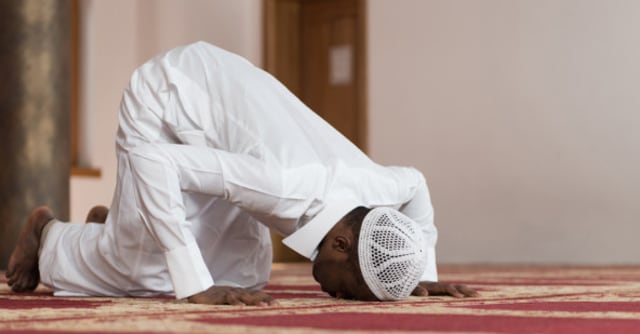 Potret Umat Muslim Menunaikan Ibadah Shalat, Sumber: Kumparan