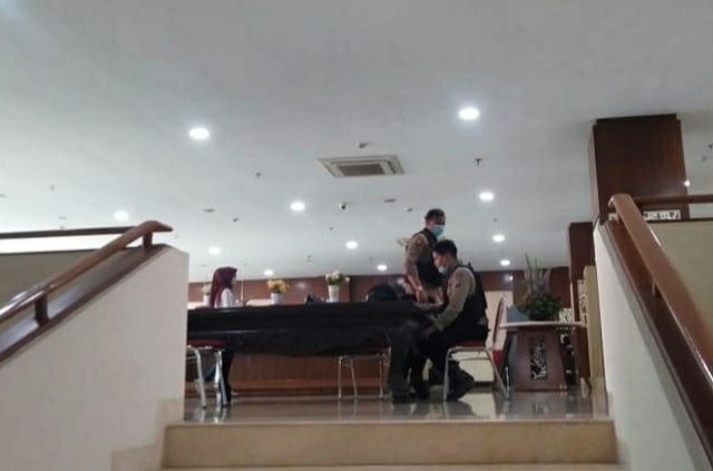 Polisi tampak berjaga di area ruang kerja Wali Kota Batu yang berada di lantai 5 Balai Kota Among Tani, pada Jumat (8/1/2021). Foto: Ulul Azmy