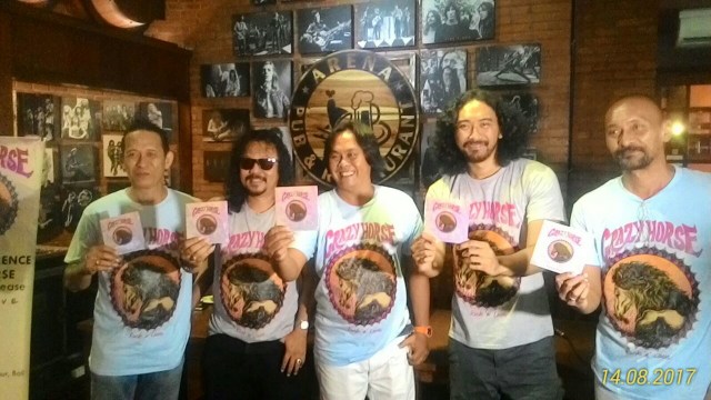 Benny Sugiharto (tengah) bersama personel Crazy Horse lainnya dalam sebuah acara peluncuran album - IST
