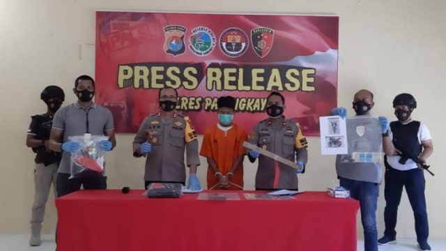 Polres Pasangkayu menggelar press release kasus penikaman berujung maut. Foto: Dok. Polres Pasangkayu
